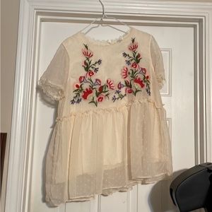 Women’s size M Umgee Floral Embroidered Blouse